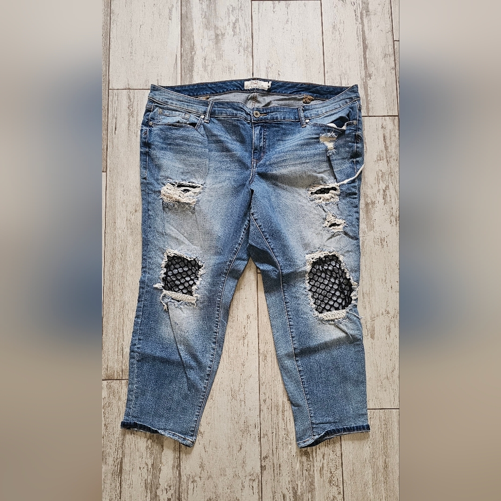 Torrid Distressed Blue Jeans with Fishnet Accents - Like New - 24 Short
